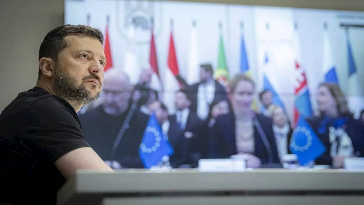 Ucraina, Putin mostra i 'muscoli' sulla Piazza Rossa. E Zelensky riunisce i leader Ue
