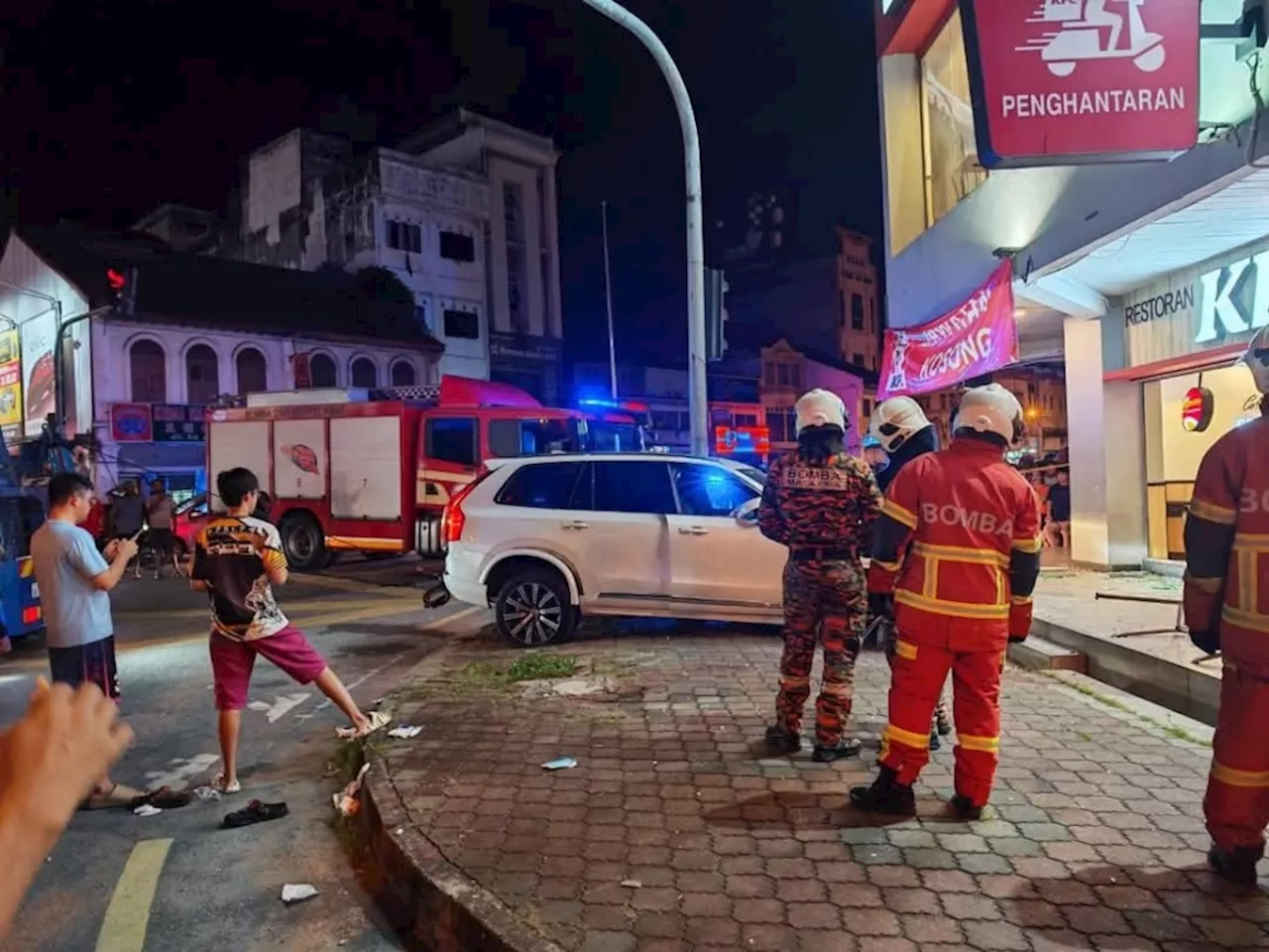 Elderly woman injured as MPV crashes into fast-food restaurant in Sitiawan