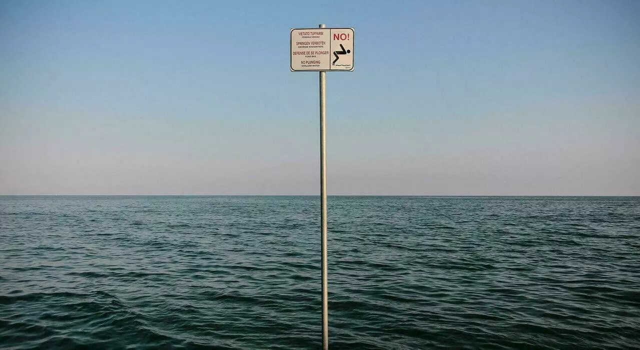 Jesolo, 17enne si tuffa dal pontile (anche se vietato) e sbatte la testa sul fondale: rischia la paralisi
