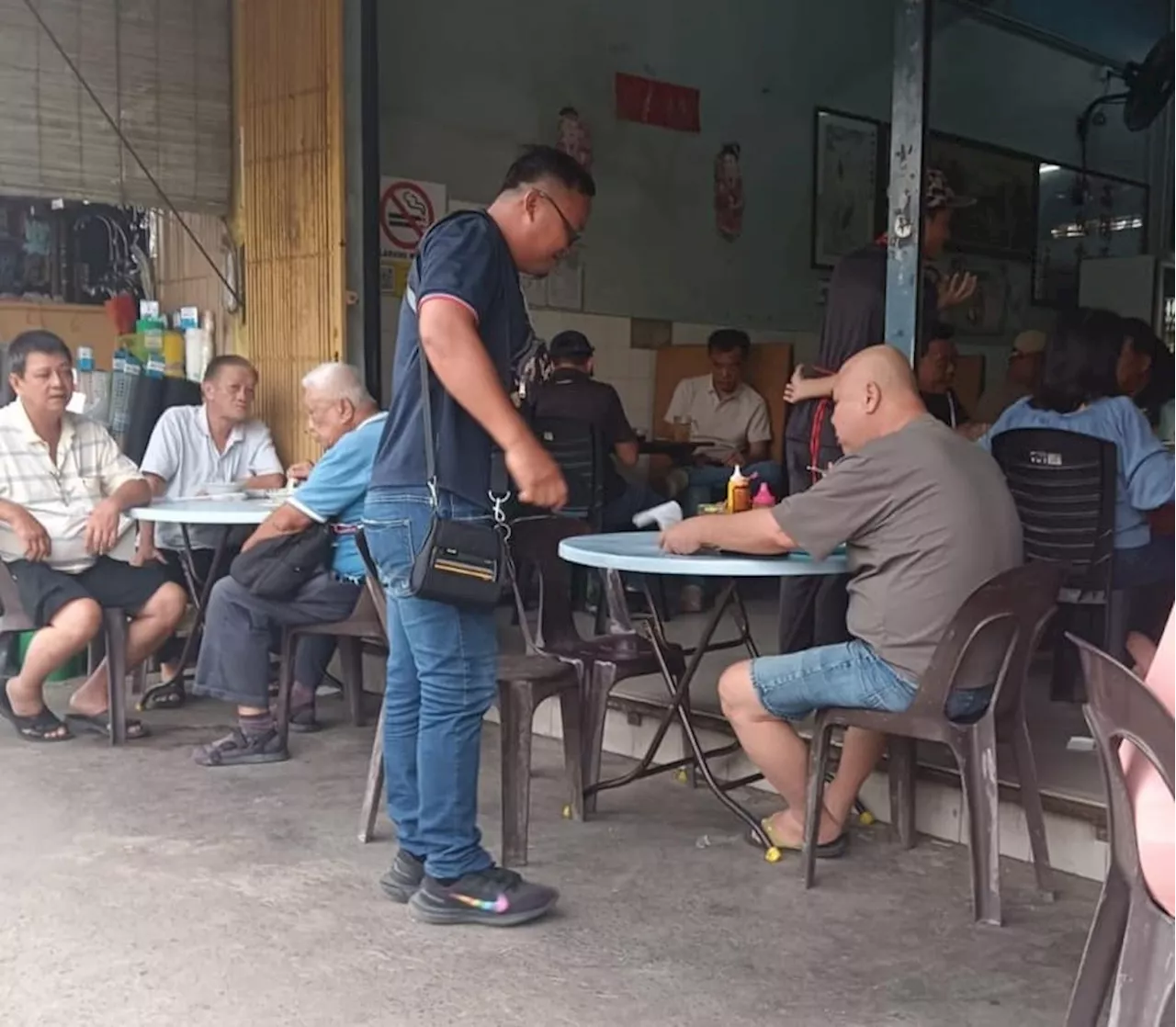 Pengusaha makanan di Kota Kinabalu diberi tempoh 4 bulan untuk menghabiskan stok straw plastik dan polisterin