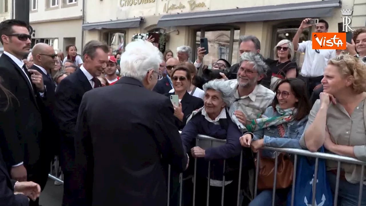 “È il mio idolo presidente”: Mattarella e la fan in Lussemburgo. Lui reagisce così