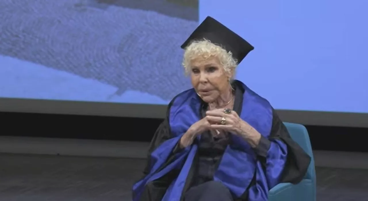Ornella Vanoni riceve la laurea honoris causa: «Io non ho mai studiato, i miei genitori sarebbero pieni di gio