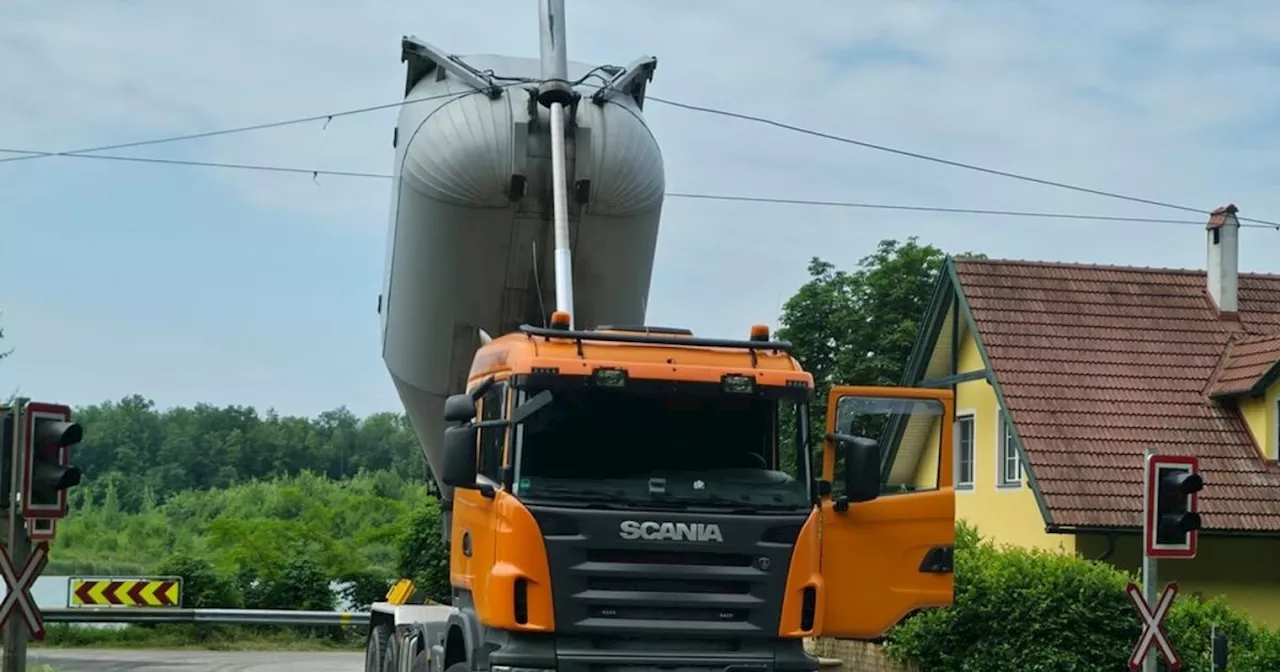 Dramatischer Unfall in NÖ: Lkw verfängt sich in Bahnstromleitung