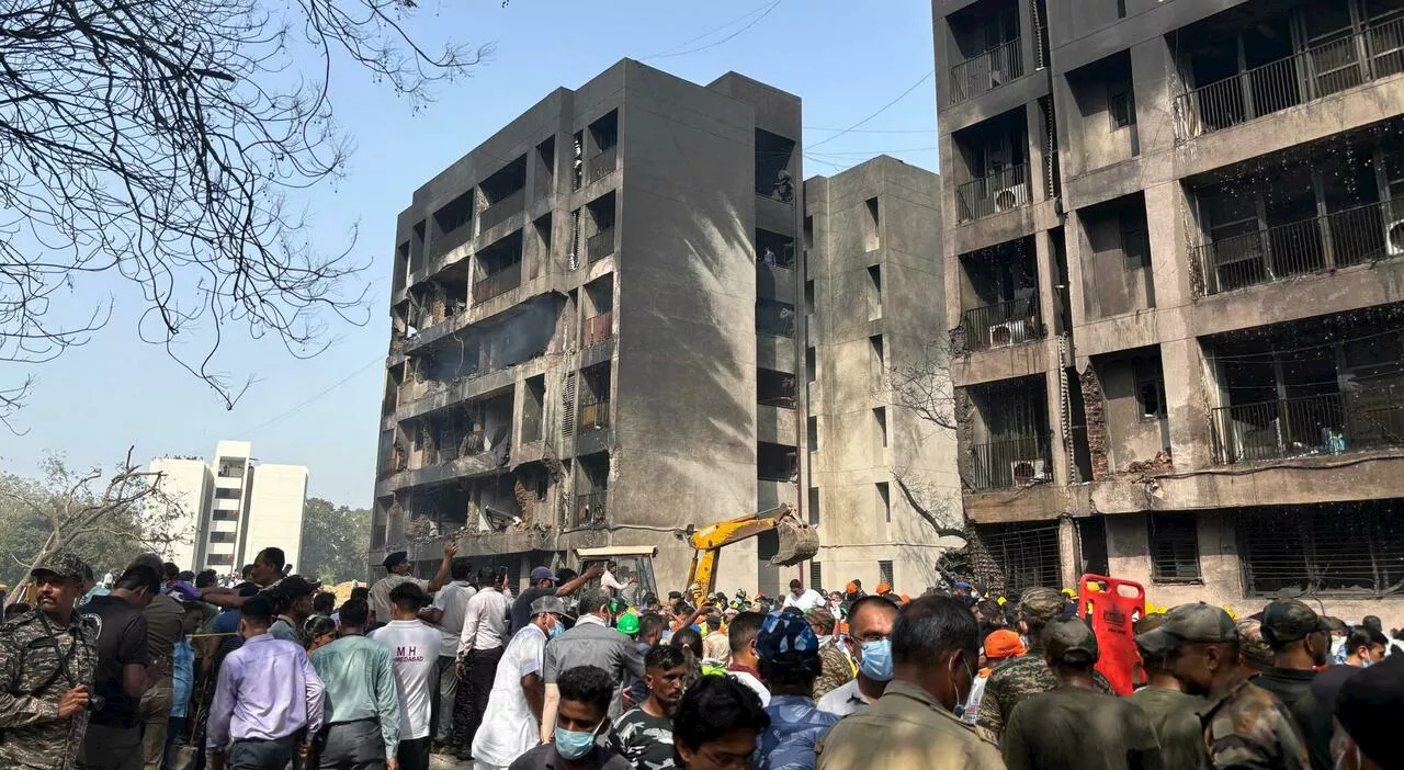 India, l'aereo precipitato ha colpito un dormitorio per studenti: «Edificio gremito durante la pausa pranzo».