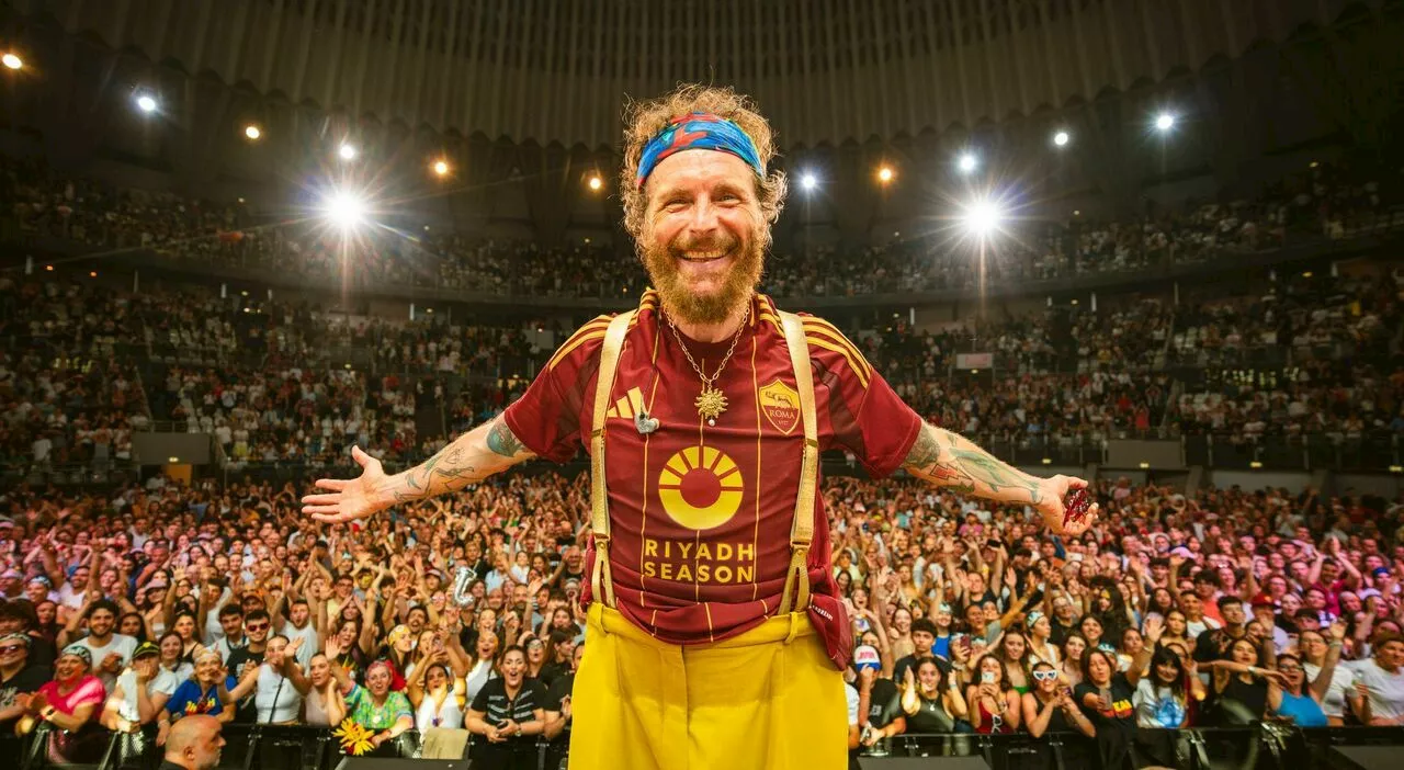 Jovanotti sul palco con la maglia della Roma scherza con un tifoso della Lazio: «Sei laziale? E che ci possiam