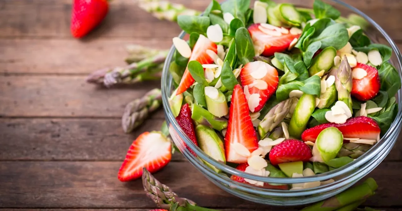 Spargel-Salat mit Erdbeeren