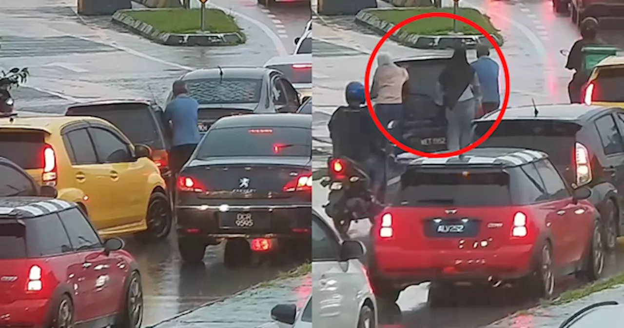Dua Wanita Redah Hujan Demi Tolong Pak Cik Tolak Kereta Rosak Tengah Jalan Dipuji Ramai