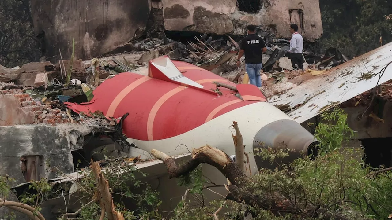 Entre cuerpos y fuego, así escapó el único sobreviviente del accidente aéreo en India