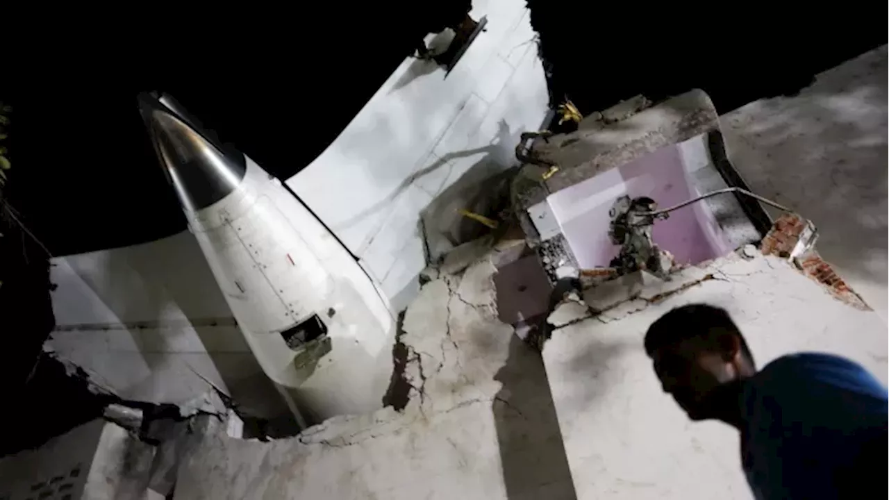 Air India Plane Crash: 'हमने दो लोगों को जिंदा बचाया, लेकिन...', प्रत्यक्षदर्शी ने बताया विमान हादसे का आंखों देखा हाल