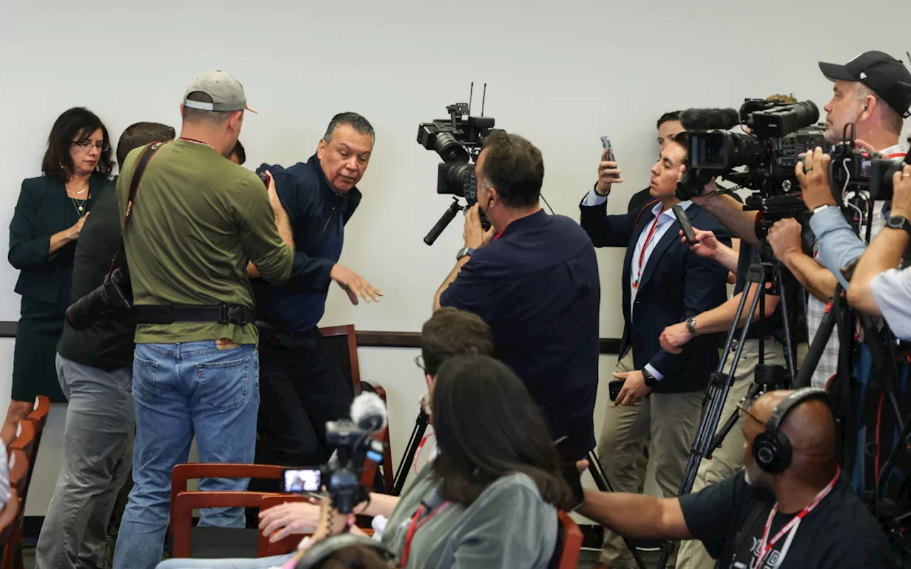 Senador é expulso de coletiva de imprensa do governo em Los Angeles