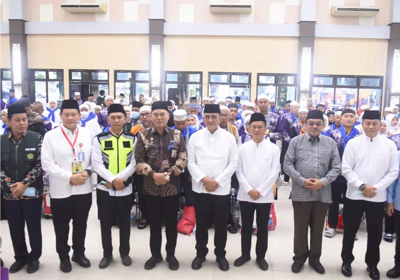 Sekda Edward Candra Sambut Hangat Kepulangan Jemaah Haji Kloter 1 Asal OKU Timur