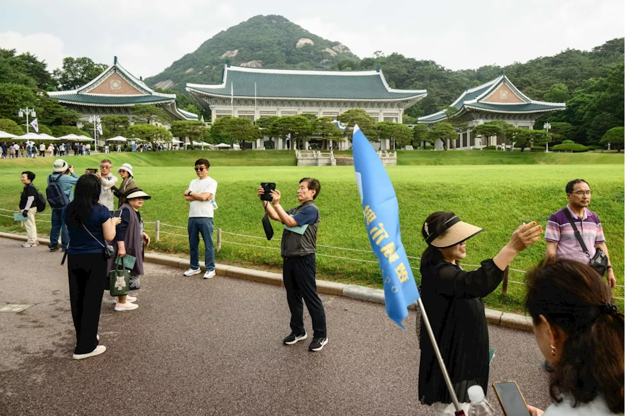 South Koreans flock to historic Blue House as new president prepares to move in