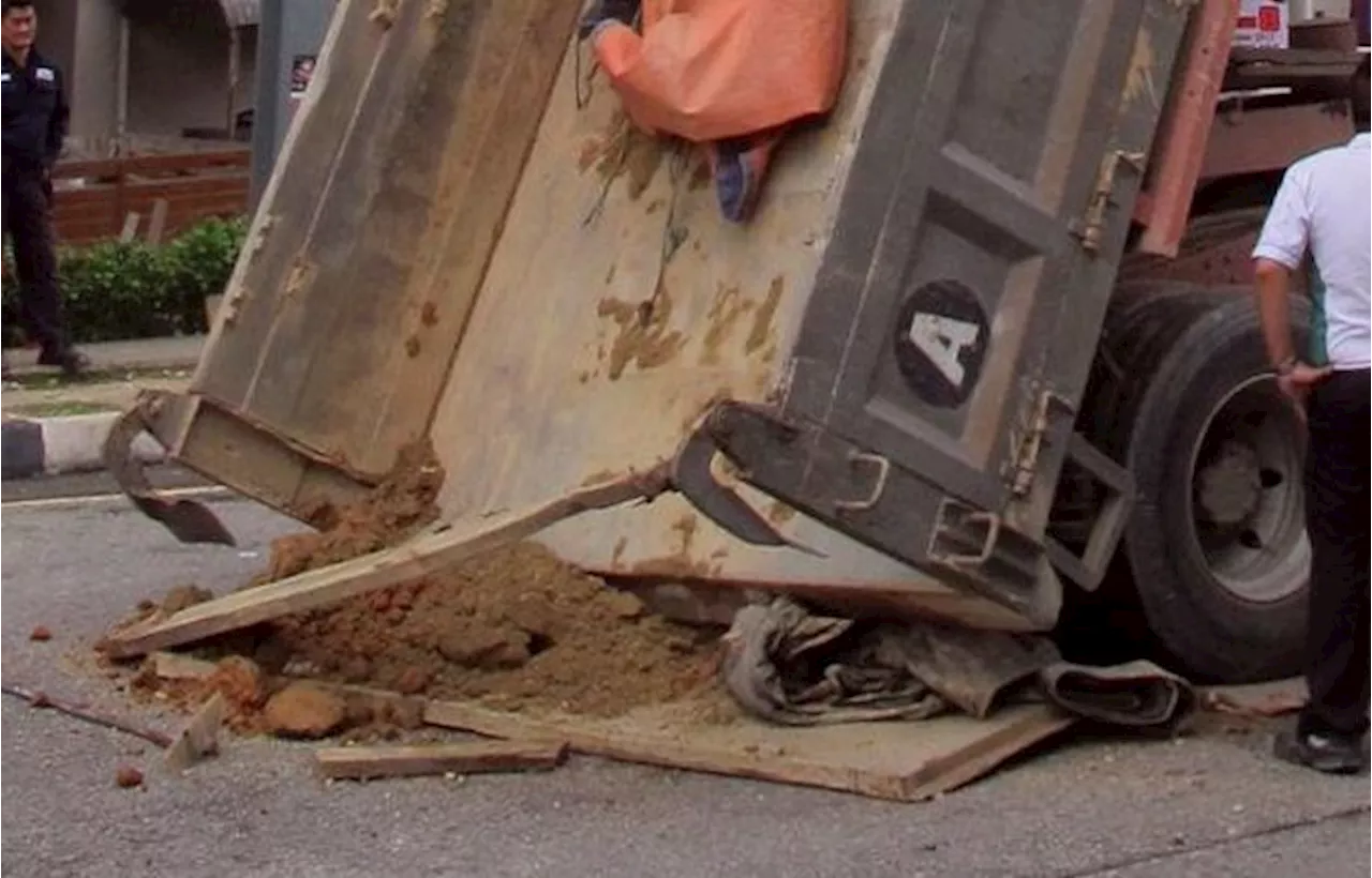 QuickCheck: Did a lorry's raised tipper bucket damage public infrastructure in Johor?