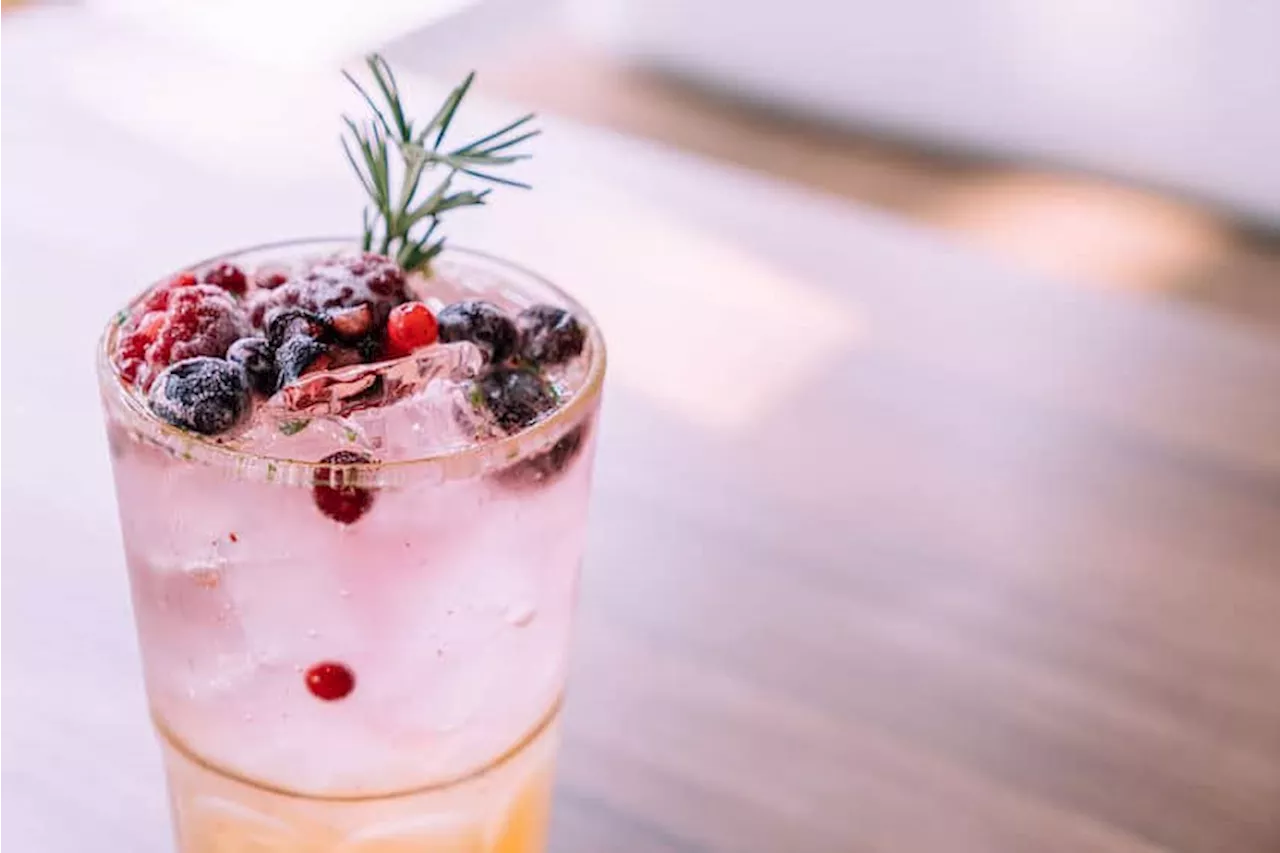Celebrate World Gin Day with this peach and berry gin fizz cocktail