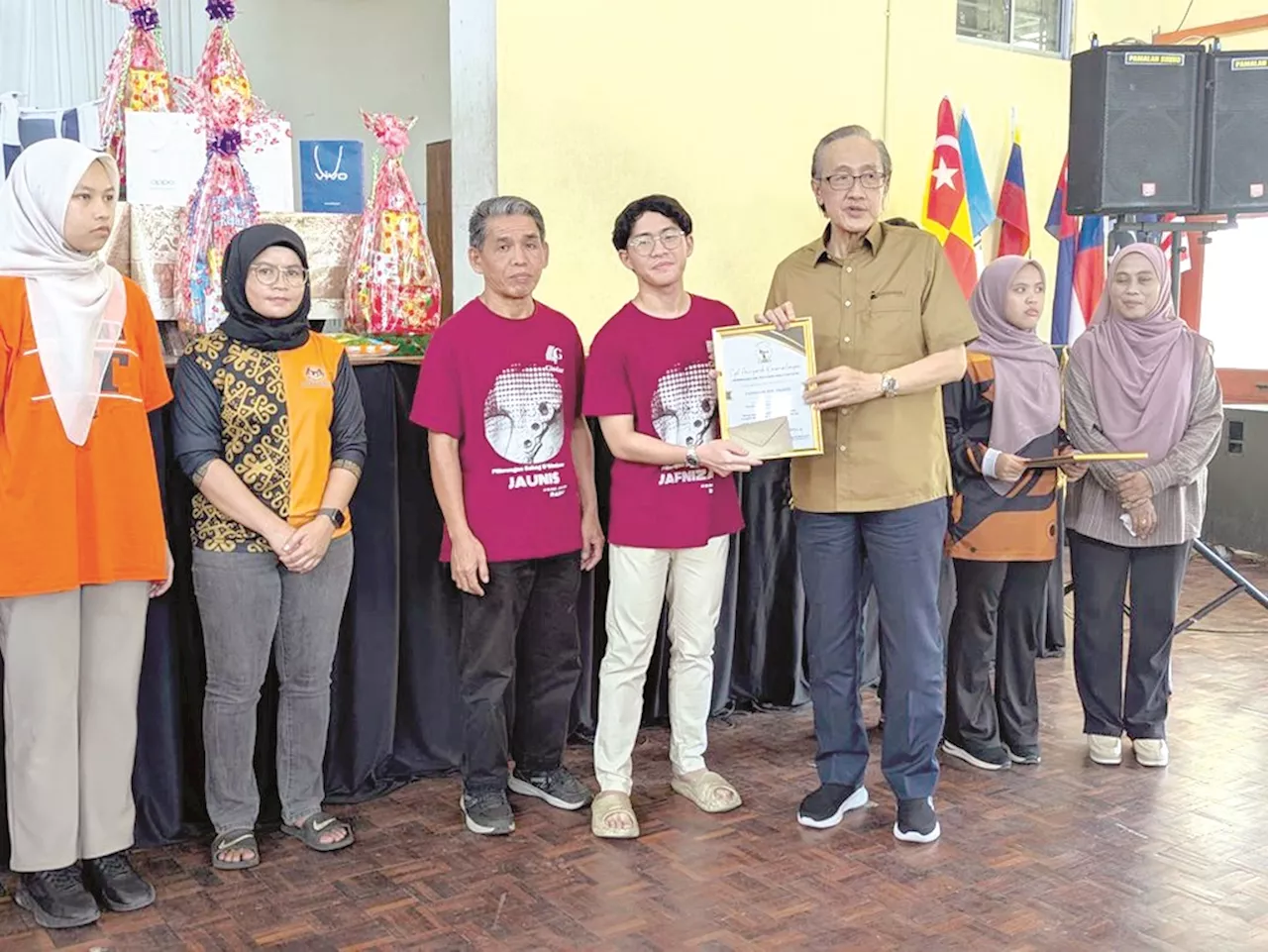 Excellence awards for top SPM students of Sakag Gimbawan