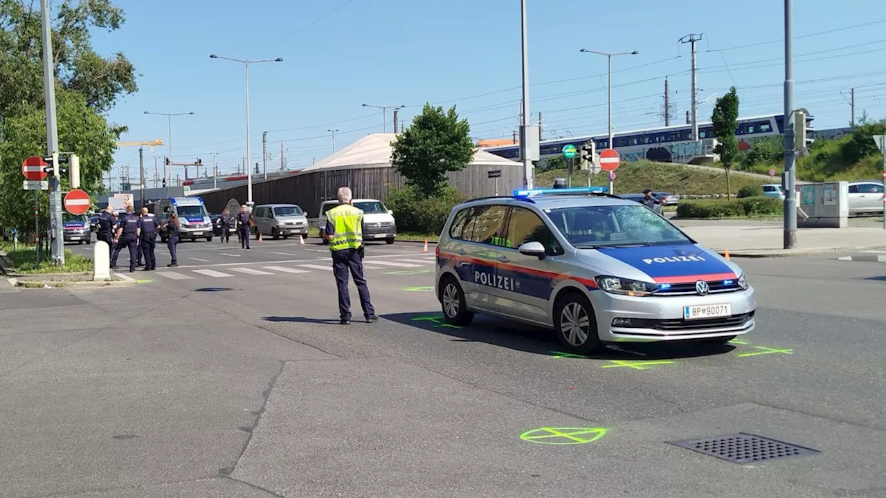 Schwerer Unfall! Polizeiauto erfasst Wiener am Gürtel