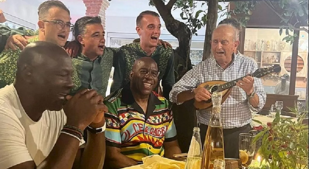 Michael Jordan e Magic Johnson cantano Volare in vacanza a Capri