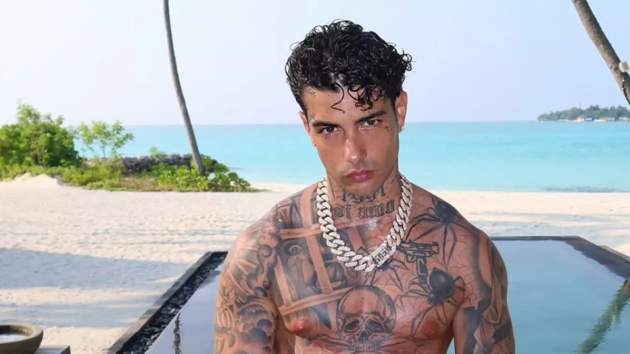 Tony Effe fa delle precisazioni su Sanremo, poi parla della figlia con Giulia De Lellis