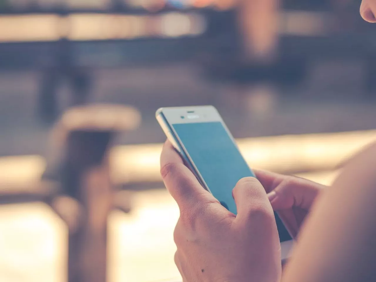 Noi scrolliamo, loro si deformano il cervello: l’infanzia rubata dallo smartphone