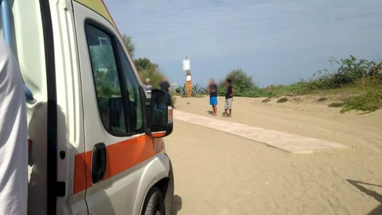 Piomba in spiaggia dopo aver perso controllo dell'auto, tre feriti. Grave una bagnante