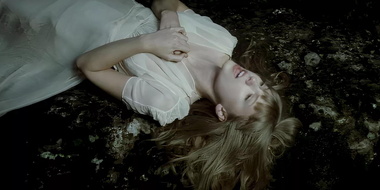 10 Original Taylor Swift Songs I&#039;m So Glad I Get To Listen To Again