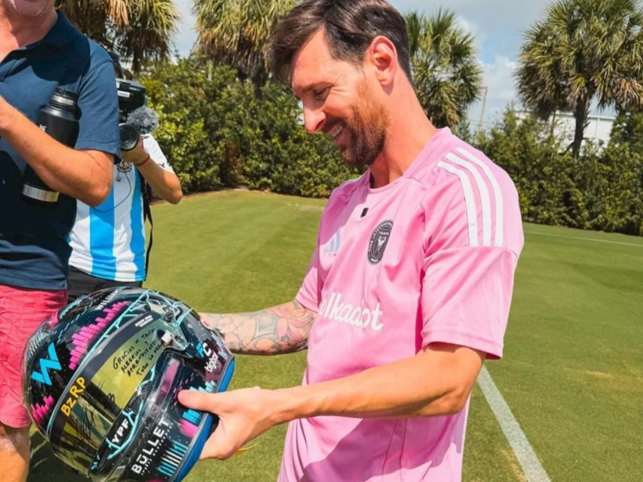 Franco Colapinto le regaló su casco de Fórmula 2 a Lionel Messi con una dedicatoria especial: 'Gracias por tantas alegrías y aprendizajes'