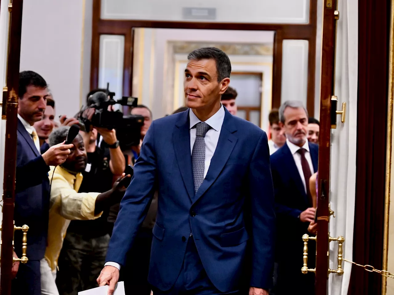 'Indecente y traidor': Pedro Sánchez, al borde del precipicio en España