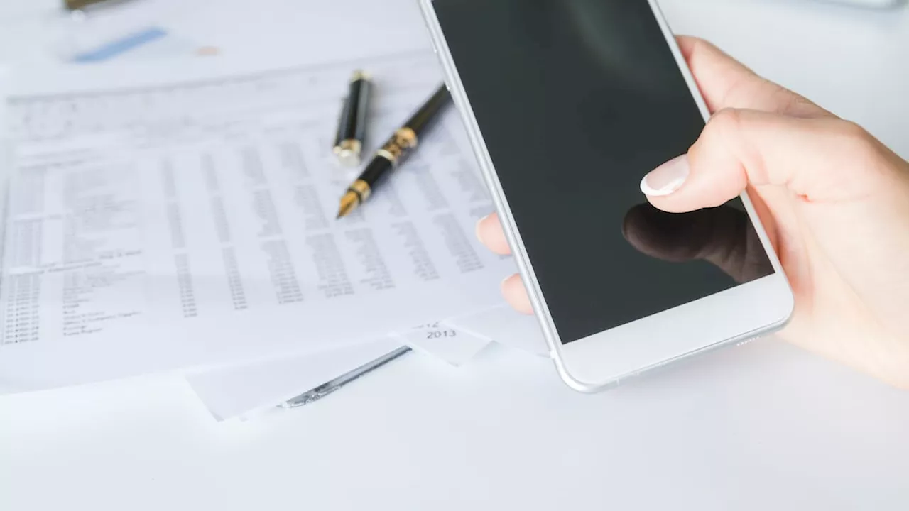 ¿Para qué sirve el pequeño agujero que está en la parte de arriba del celular? Evite introducir elemento allí