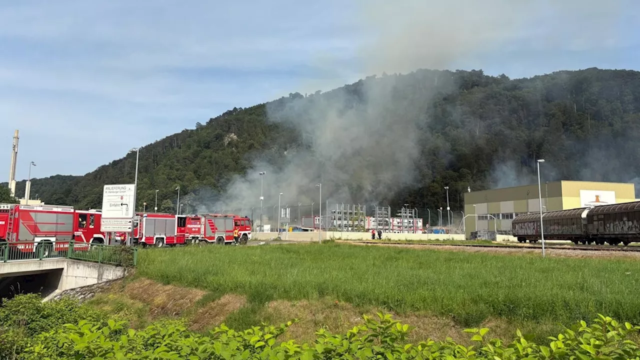 Hunderte Florianis im Einsatz - Höchste Alarmstufe! Heftiger Brand in Papier-Fabrik