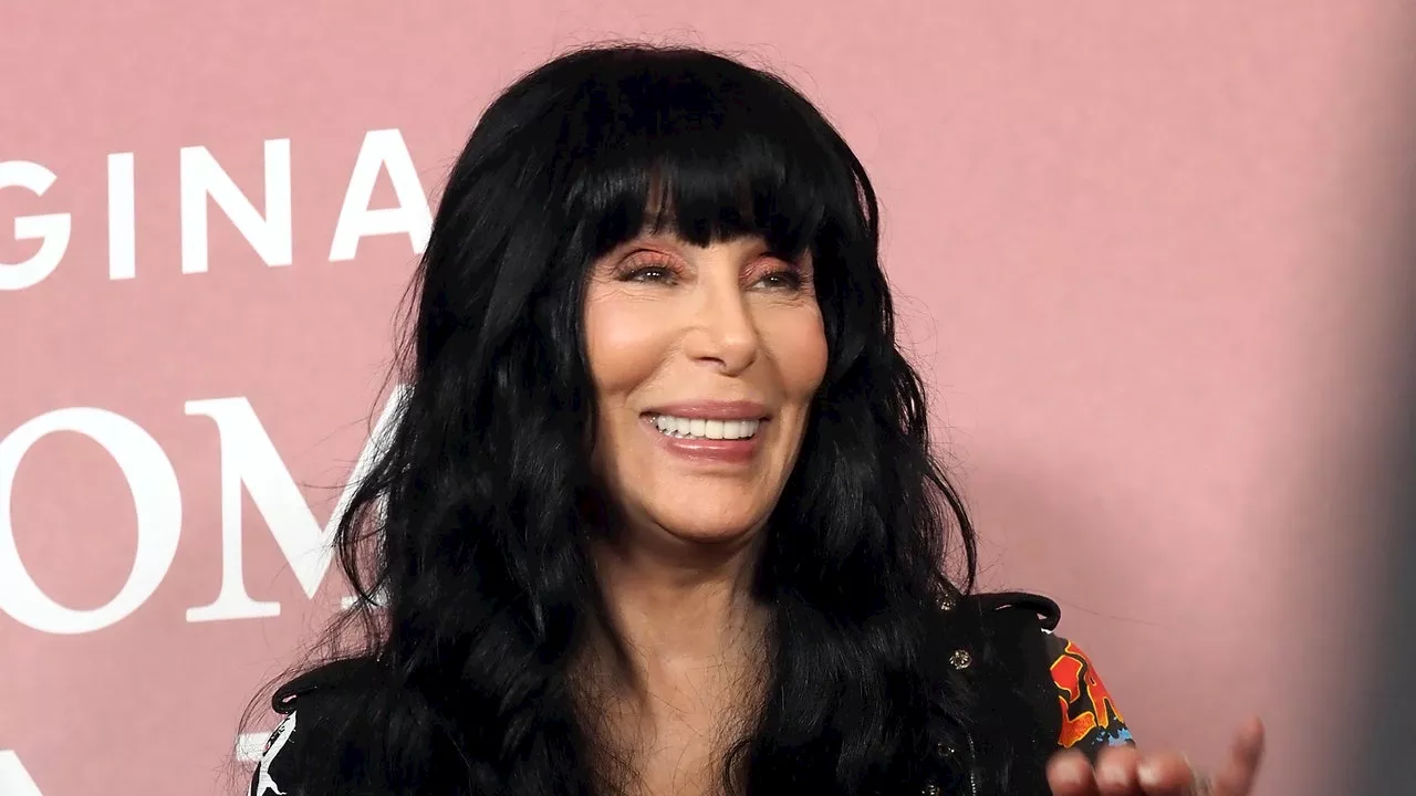 Cher, è Labubu-mania anche sul red carpet