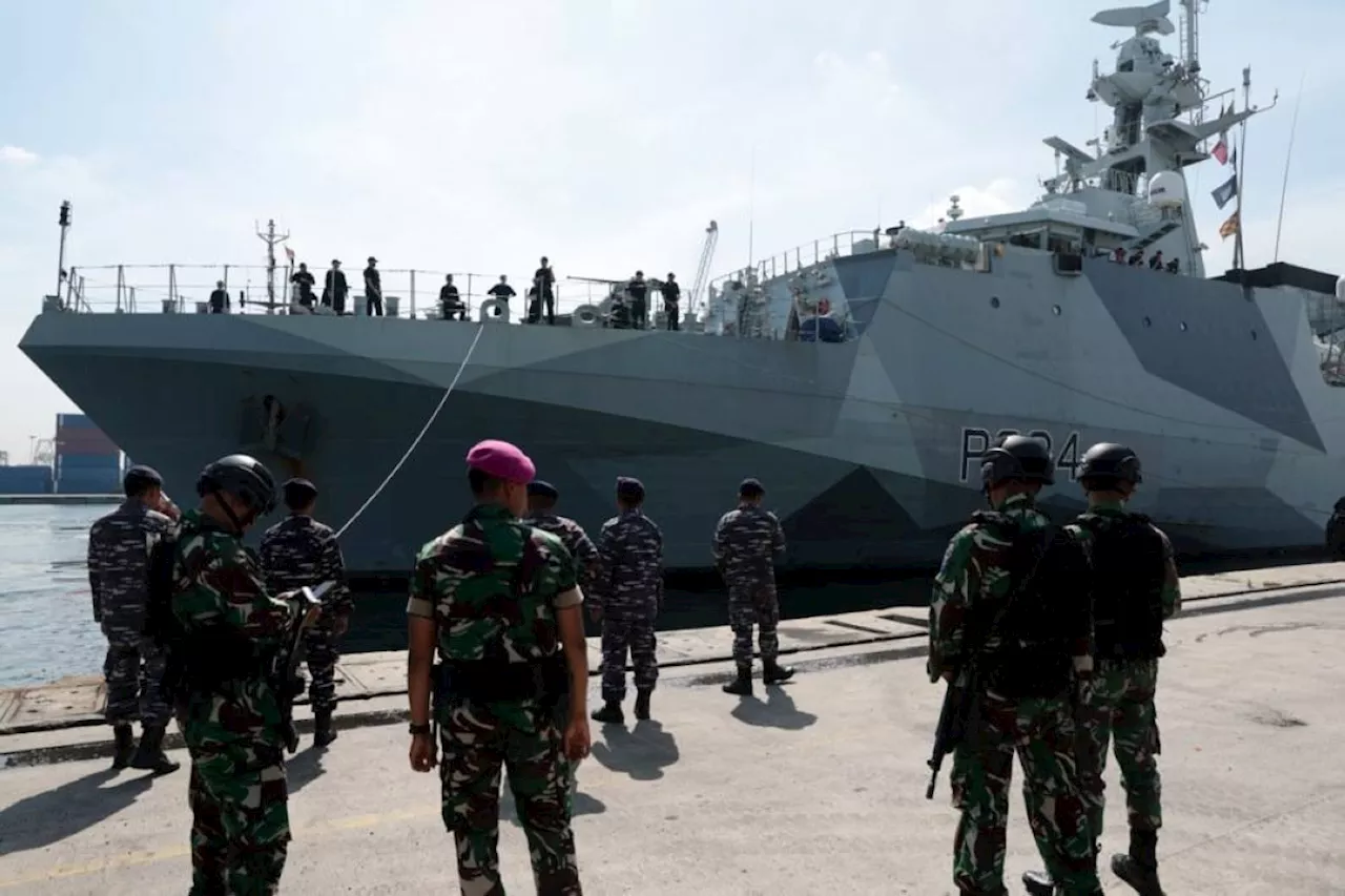 UK Navy patrol ship sails through Taiwan Strait