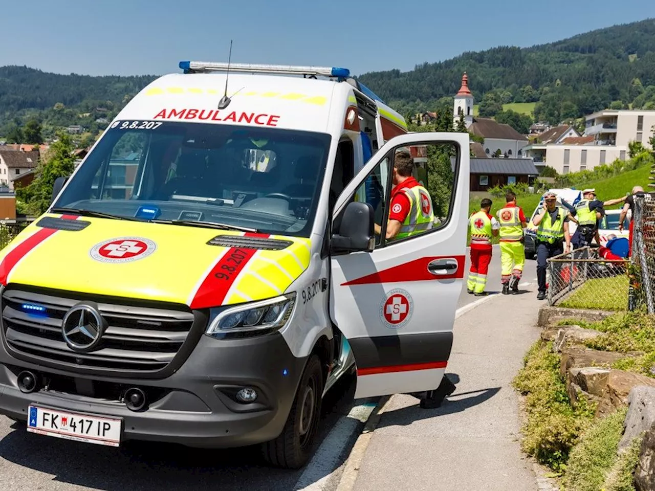 Motorrad prallt gegen Gartenmauer – schwerer Unfall in Satteins