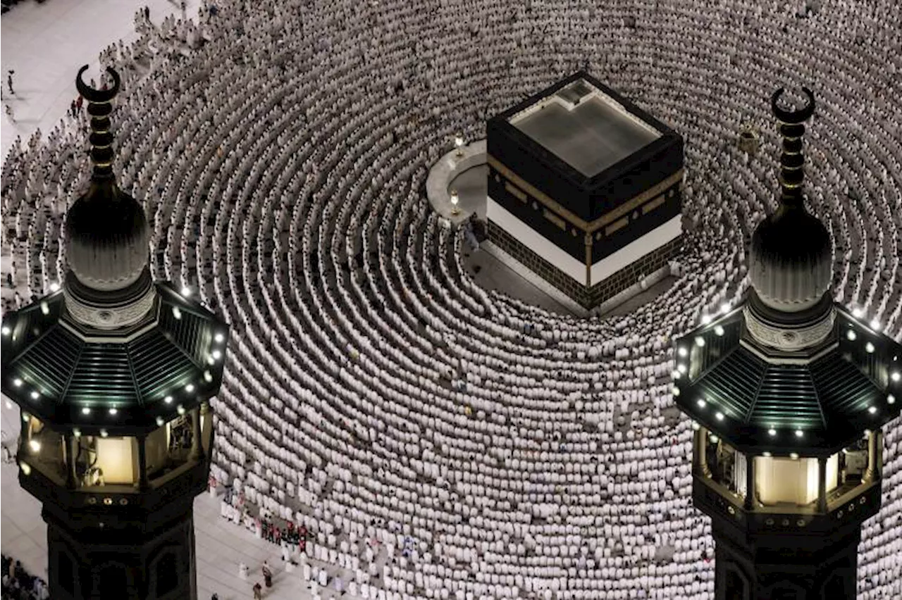 Pilgrims come together in Makkah under scorching desert heat