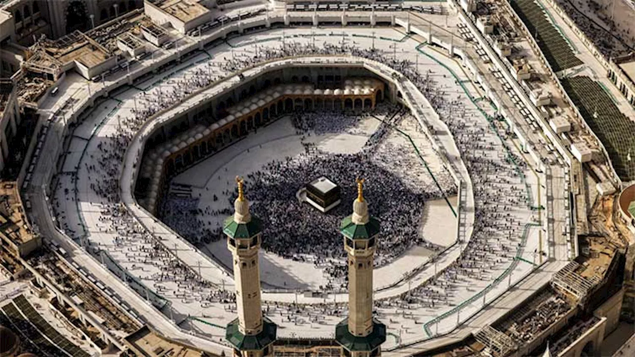 Pilgrims come together in Makkah under scorching desert heat