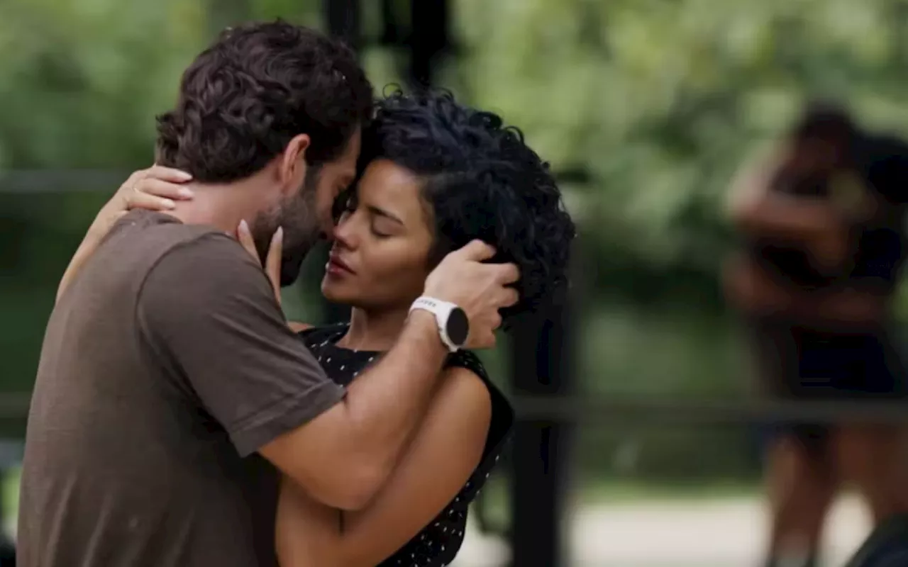 Afonso termina com Solange e beija Maria de Fátima em 'Vale Tudo'