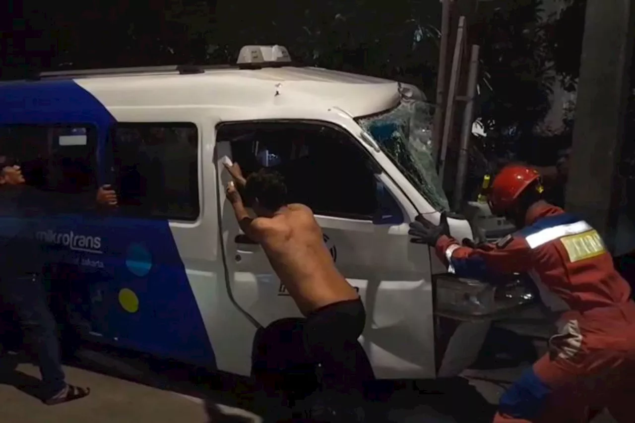 Angkot Jaklingko Tabrak Tiang di Sunter, Mobil Rusak Berat