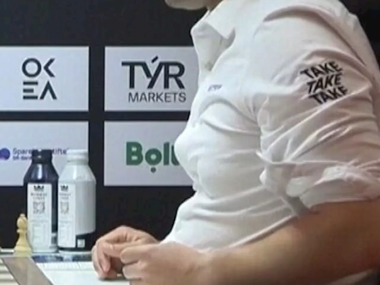 Magnus Carlsen slår i bordet efter nederlag