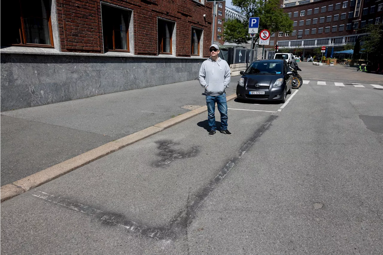 Kommunen opprettet ulovlig P-plass og fjernet den etter tre år. Nå har 50 bilister fått bot.