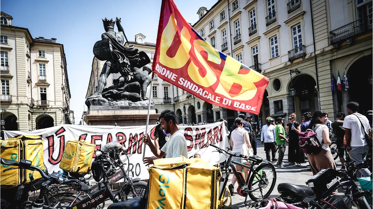 Protesta dei rider torinesi sotto il comune
