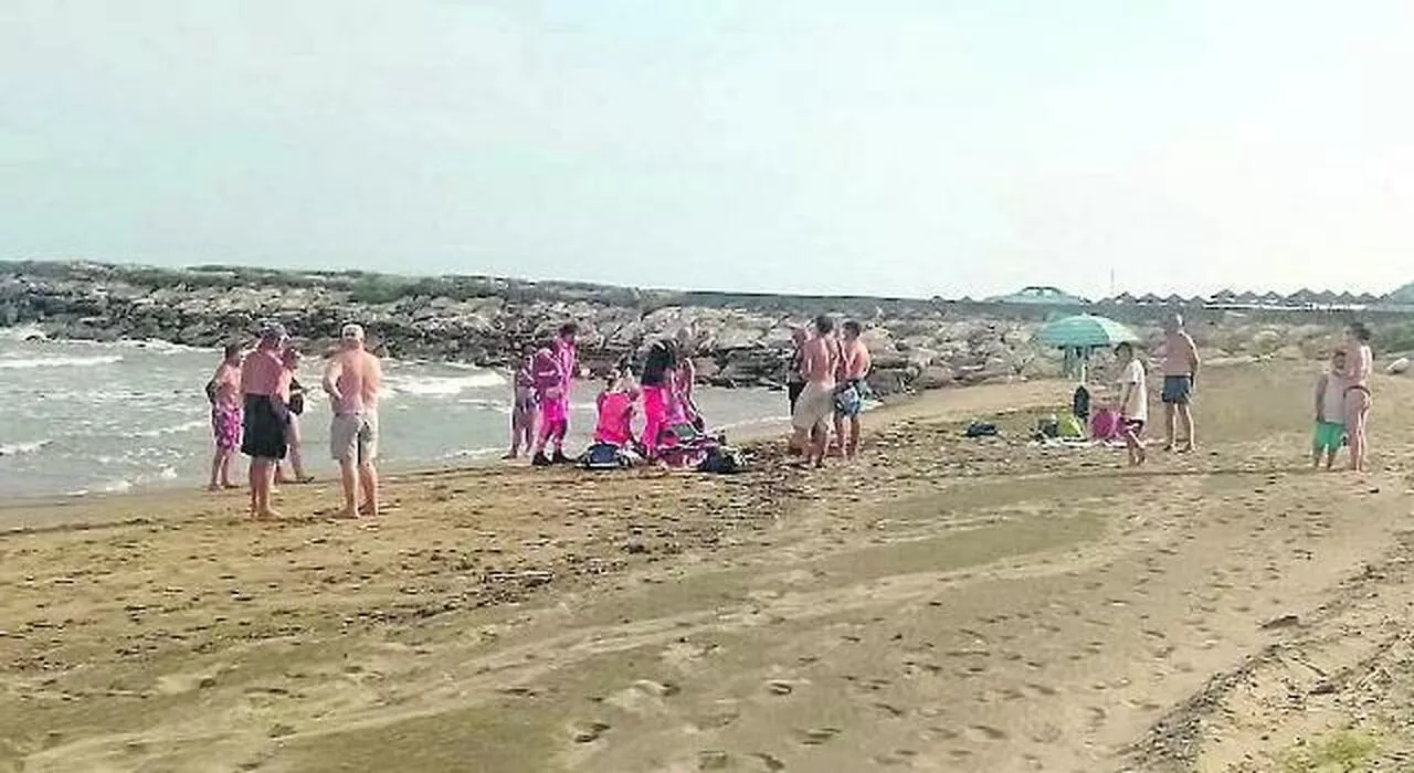 Travolte dalle onde, l'undicenne è ancora grave. Il racconto di due ragazzi: «Così le abbiamo salvate»