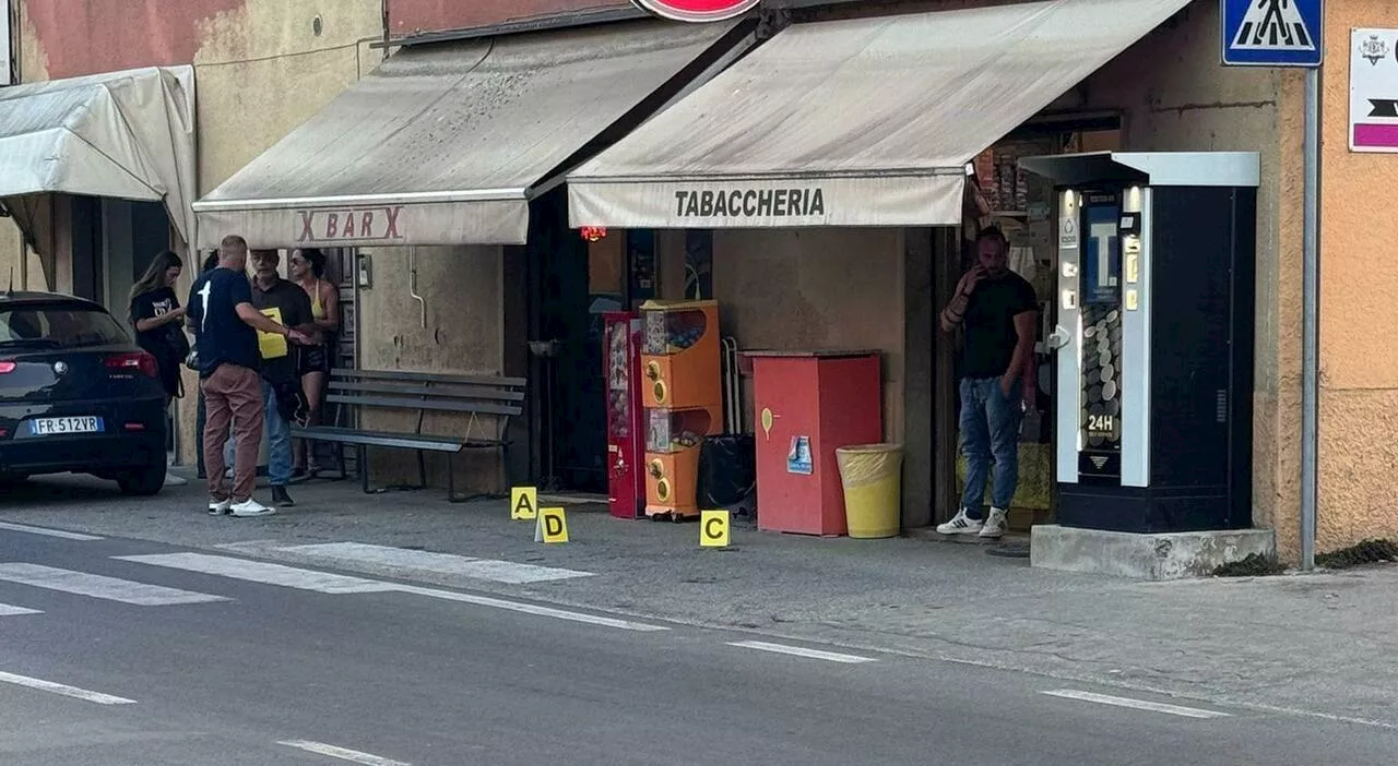 Umbertide, sparatoria tra la gente: due feriti. Uno è grave. Caccia all'uomo nella notte