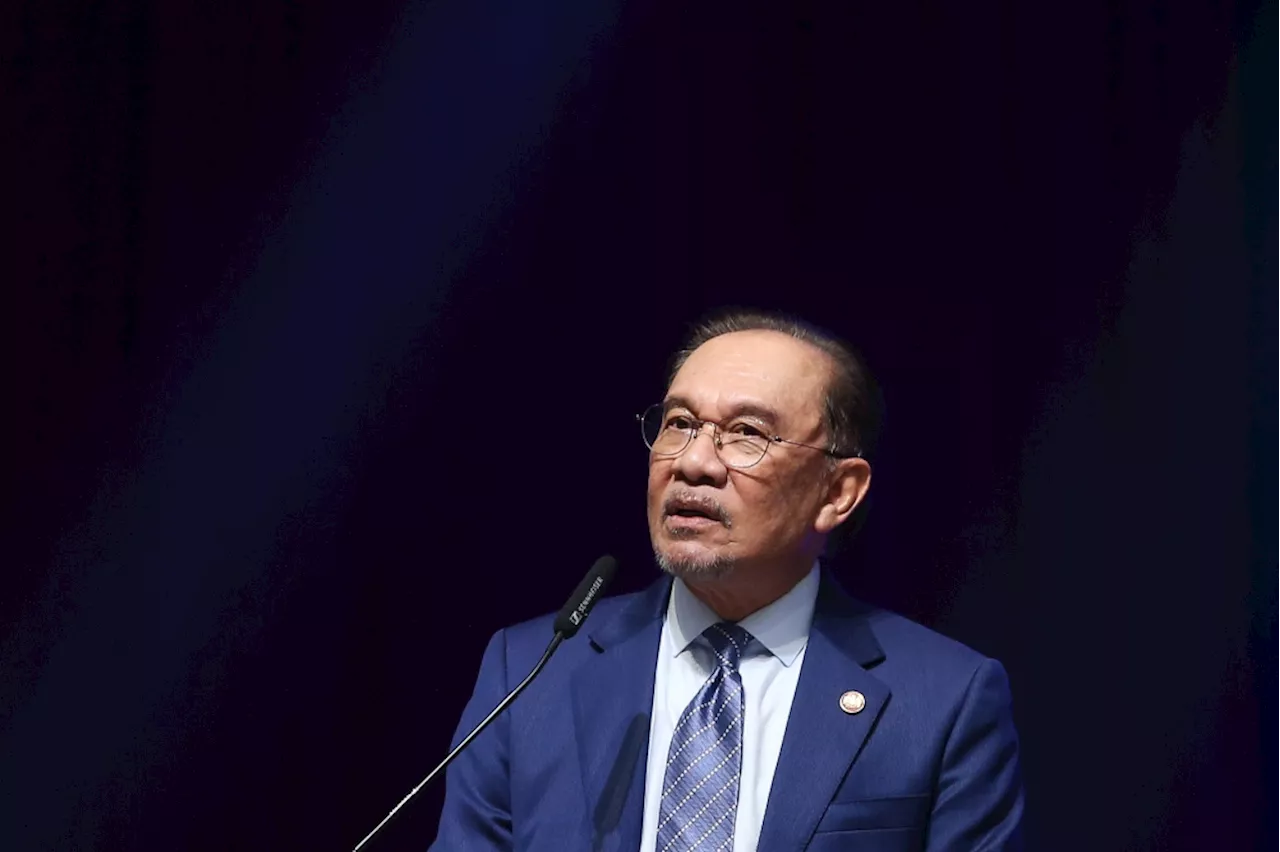PM Anwar offers condolences to Hamzah Zainudin after mother-in-law dies in Ipoh house fire