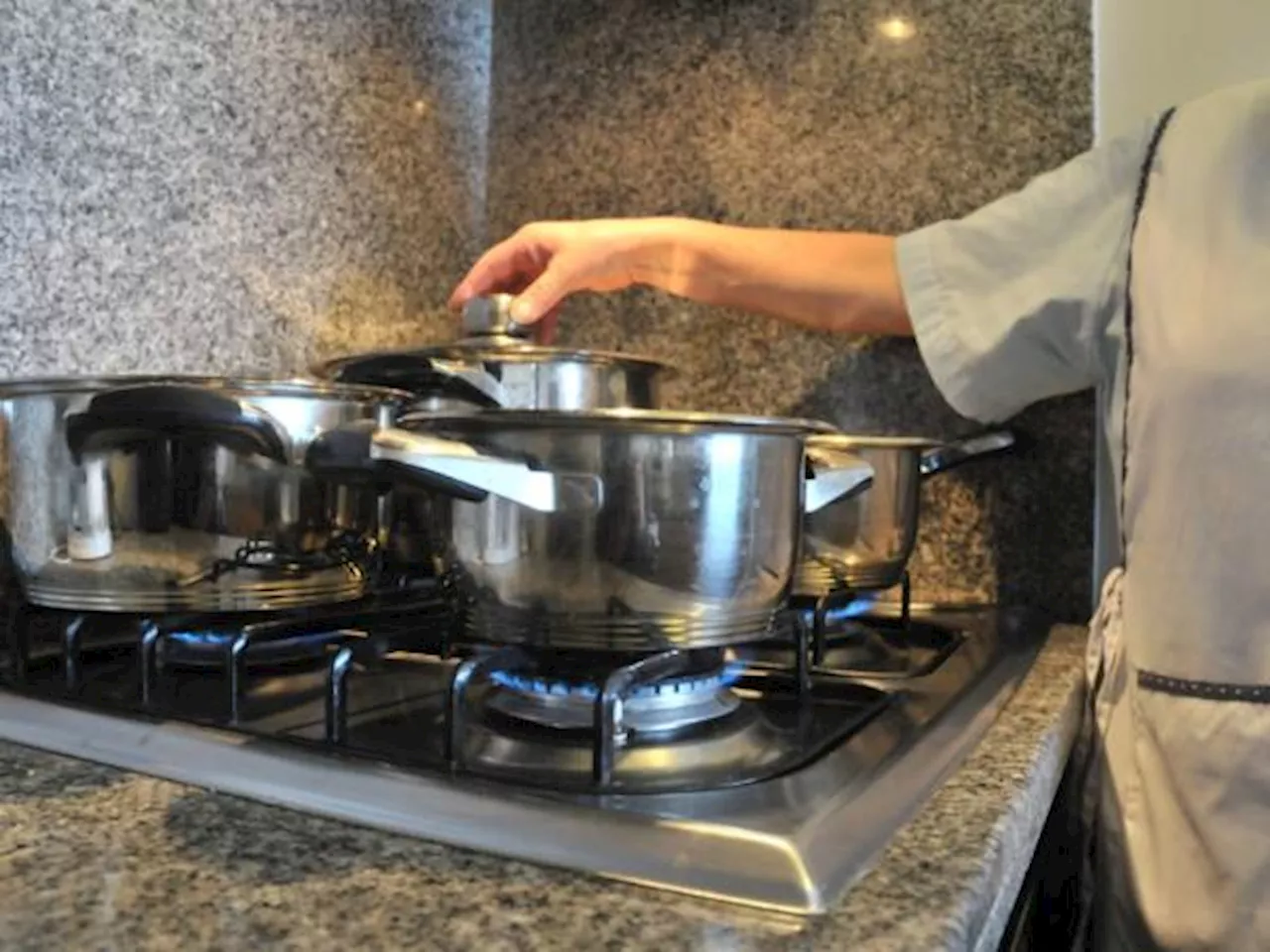Inició la devolución de cobros excesivos de las facturas de gas por parte de Alcanos