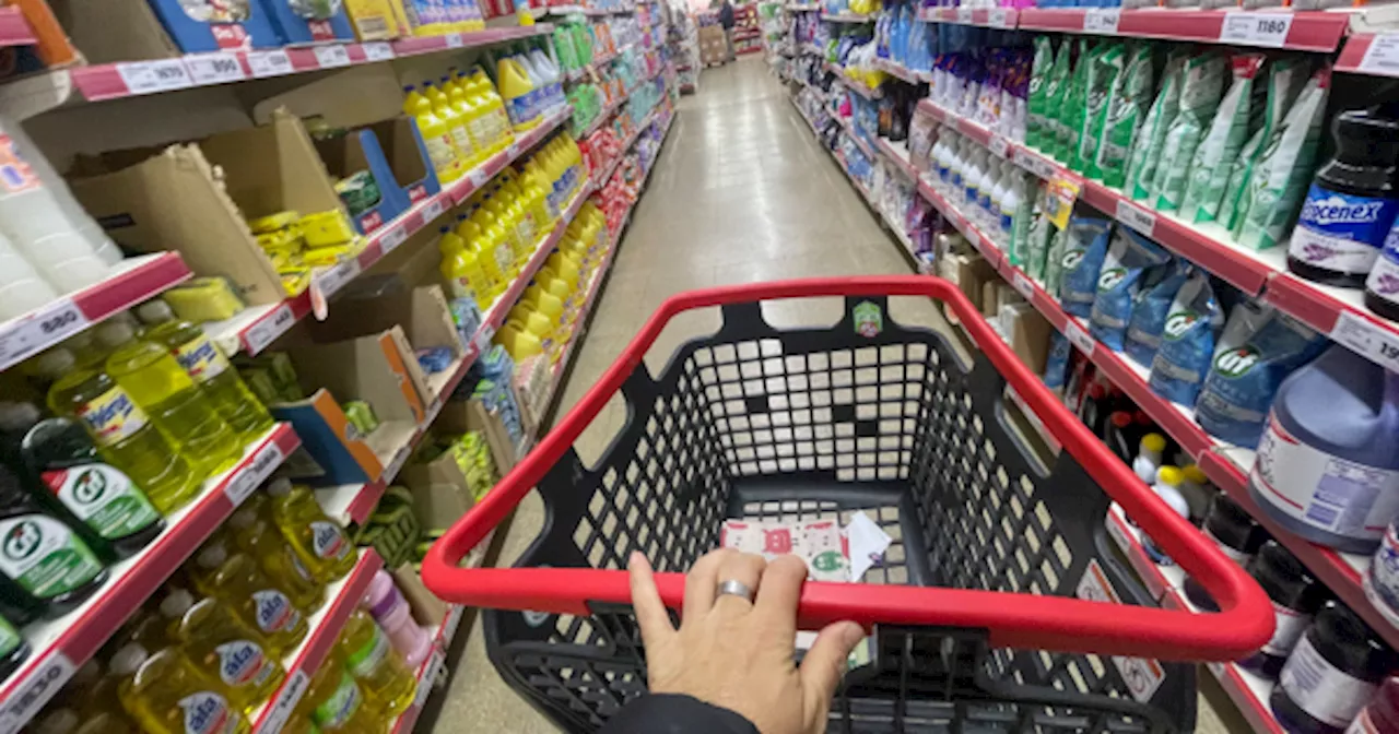 Compras chicas y control del gasto: un cambio de hábito parte en dos al consumo y hunde a los supermercados