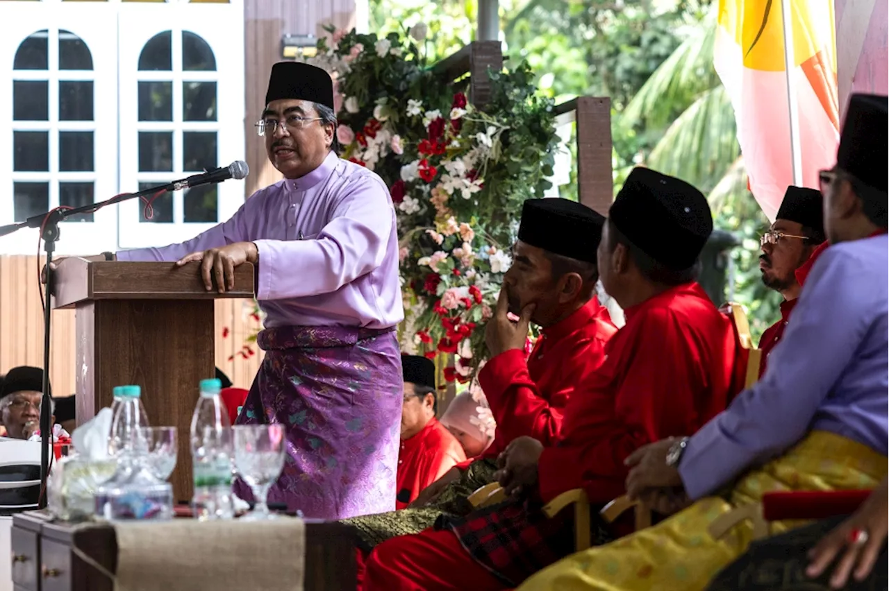 Start prepping campaign early or struggle later, Umno’s Johari tells party divisions ahead of GE16