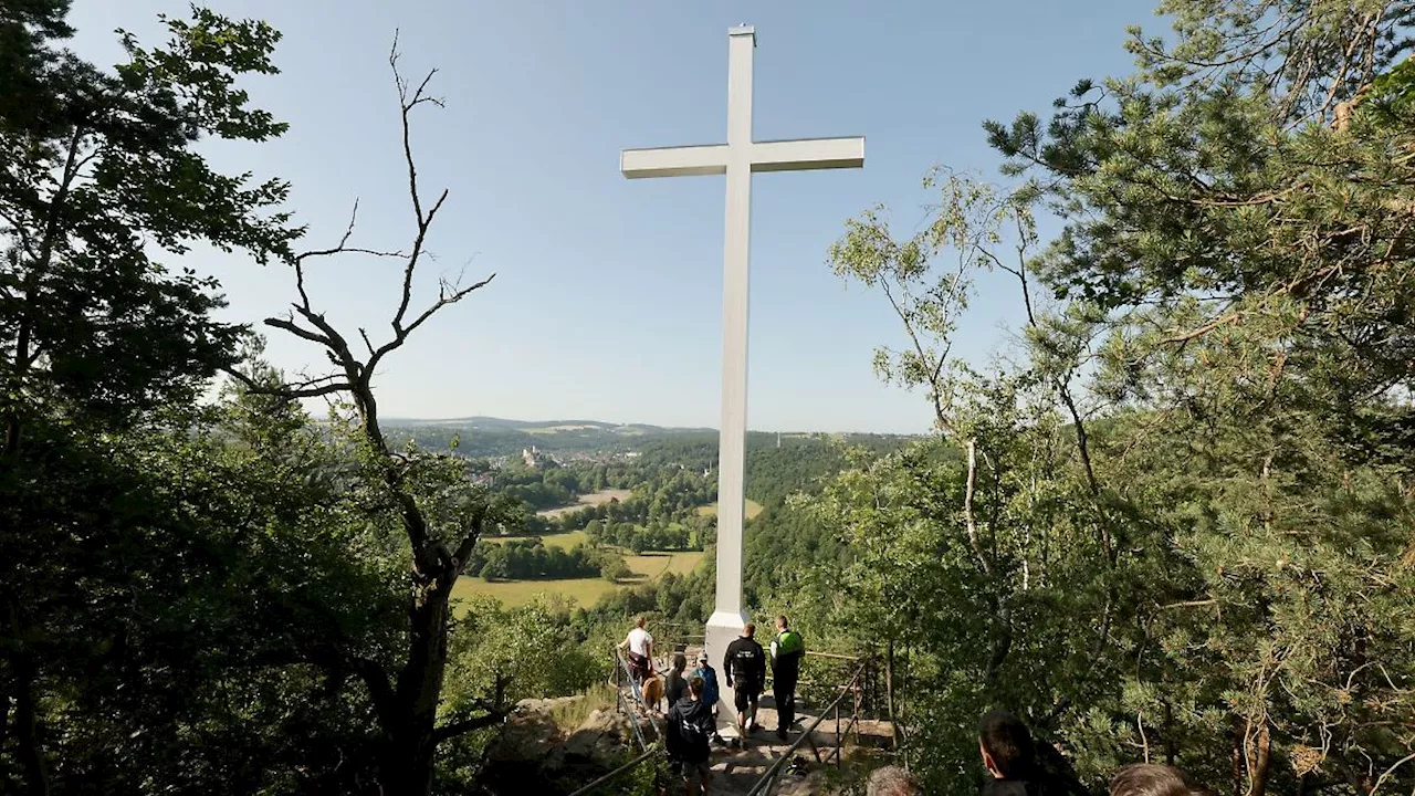 Thüringen: Gipfelkreuz eingeflogen: Greiz erhält Wahrzeichen zurück