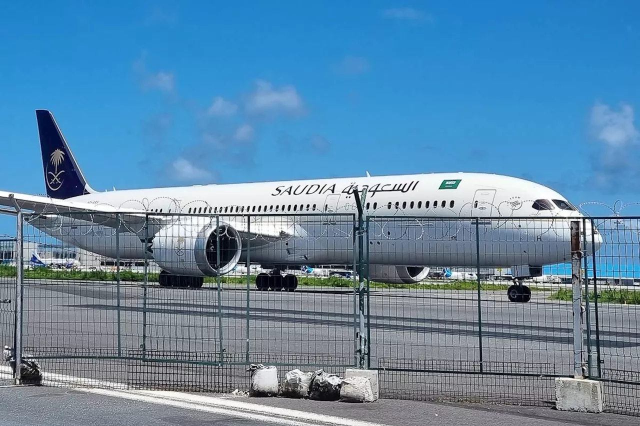 Bomb threat diverts plane of hajj pilgrims in Indonesia, second in days