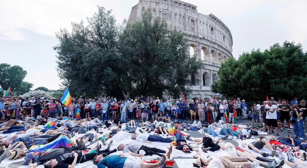 La piazza anti-riarmo (con pochi dem). Parolin: «Un bene che ci si mobiliti»