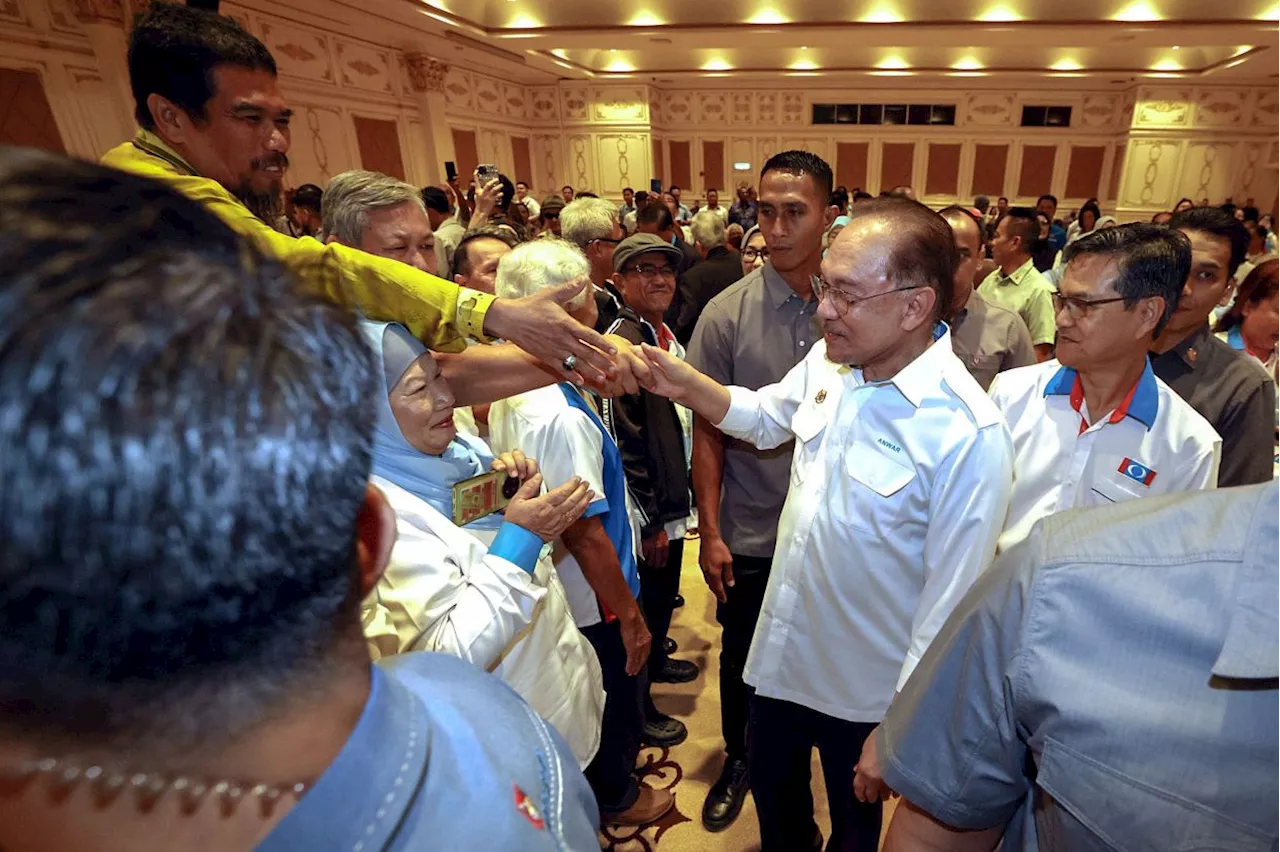 PM Anwar donates laptop to underprivileged student with excellent SPM results
