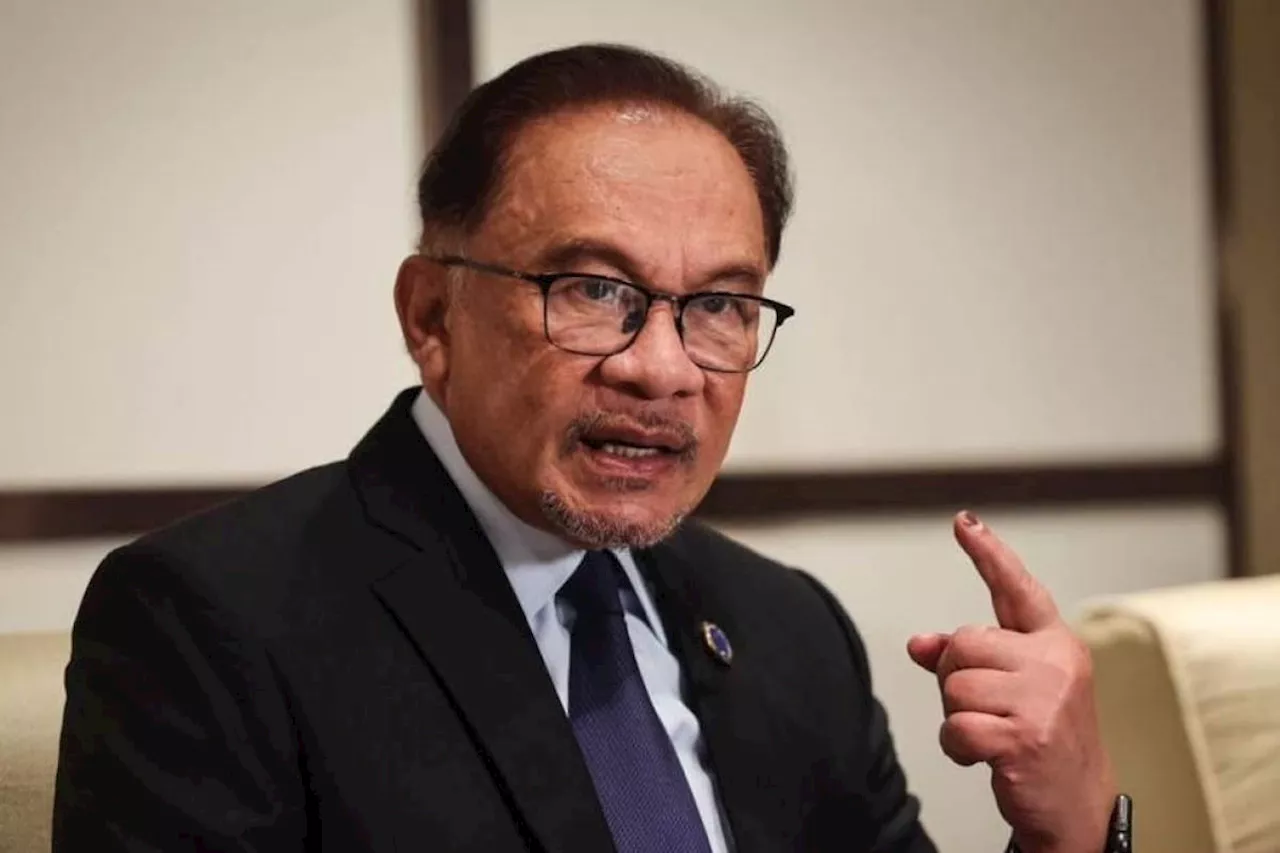 PM Anwar donates laptop to underprivileged student with excellent SPM results